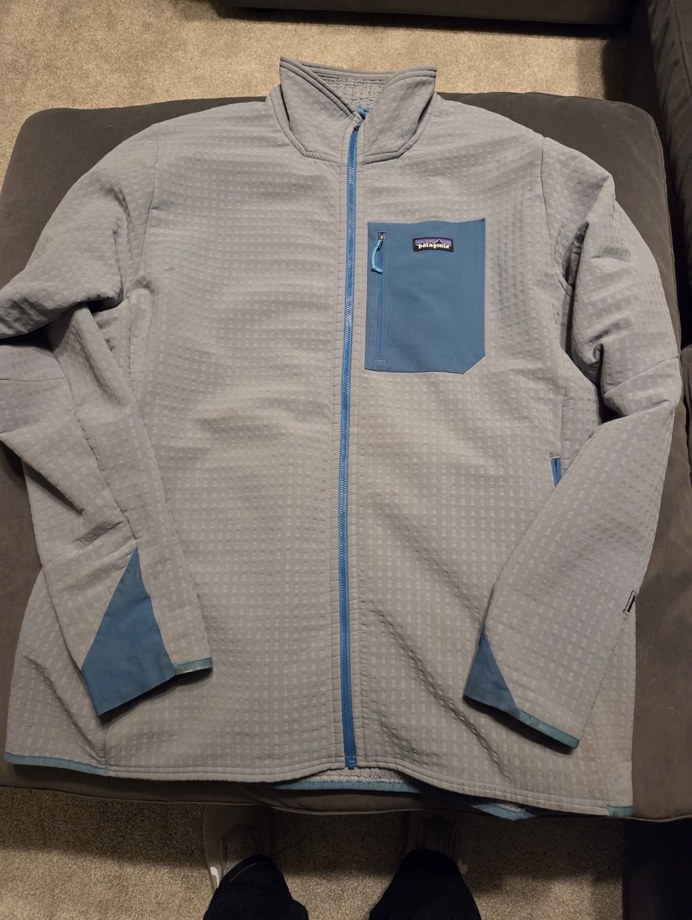 Patagonia Men's R2 TechfaceLight Gray Performance Jacket with Blue Accents